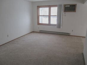 308 Pine Crest Dr, Unit 2 in Cambridge, WI - Building Photo - Building Photo