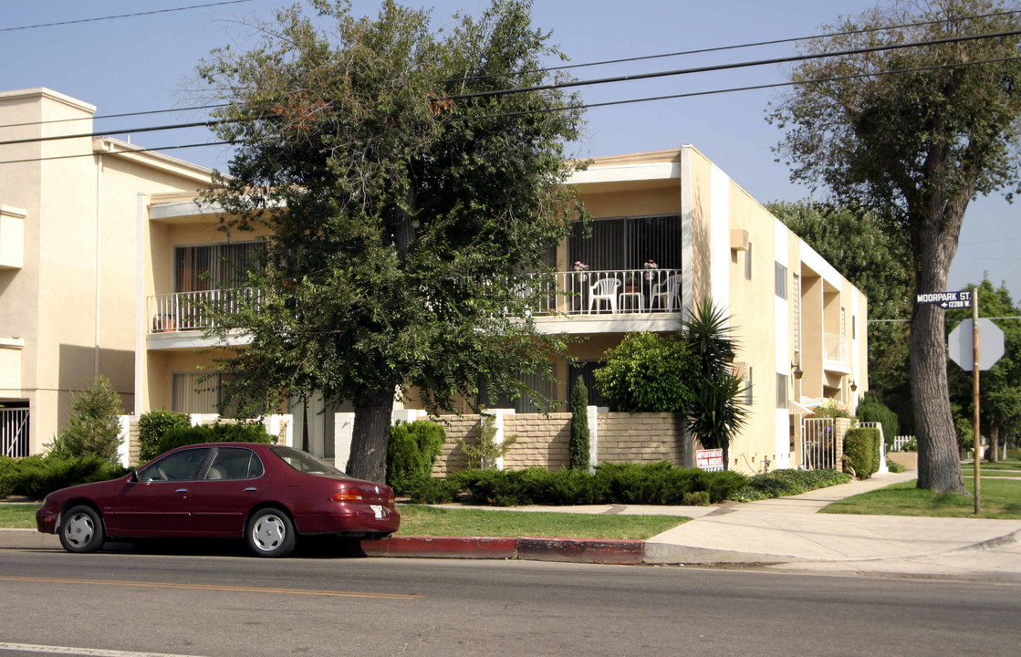 12231 Moorpark St in Studio City, CA - Foto de edificio