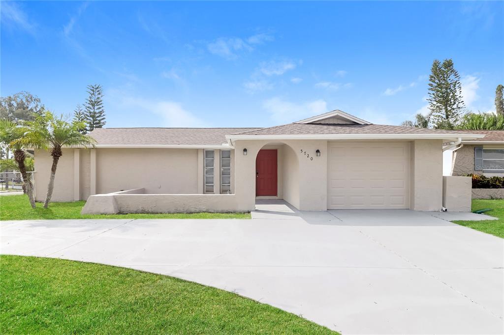 5720 Chipper Dr in New Port Richey, FL - Building Photo
