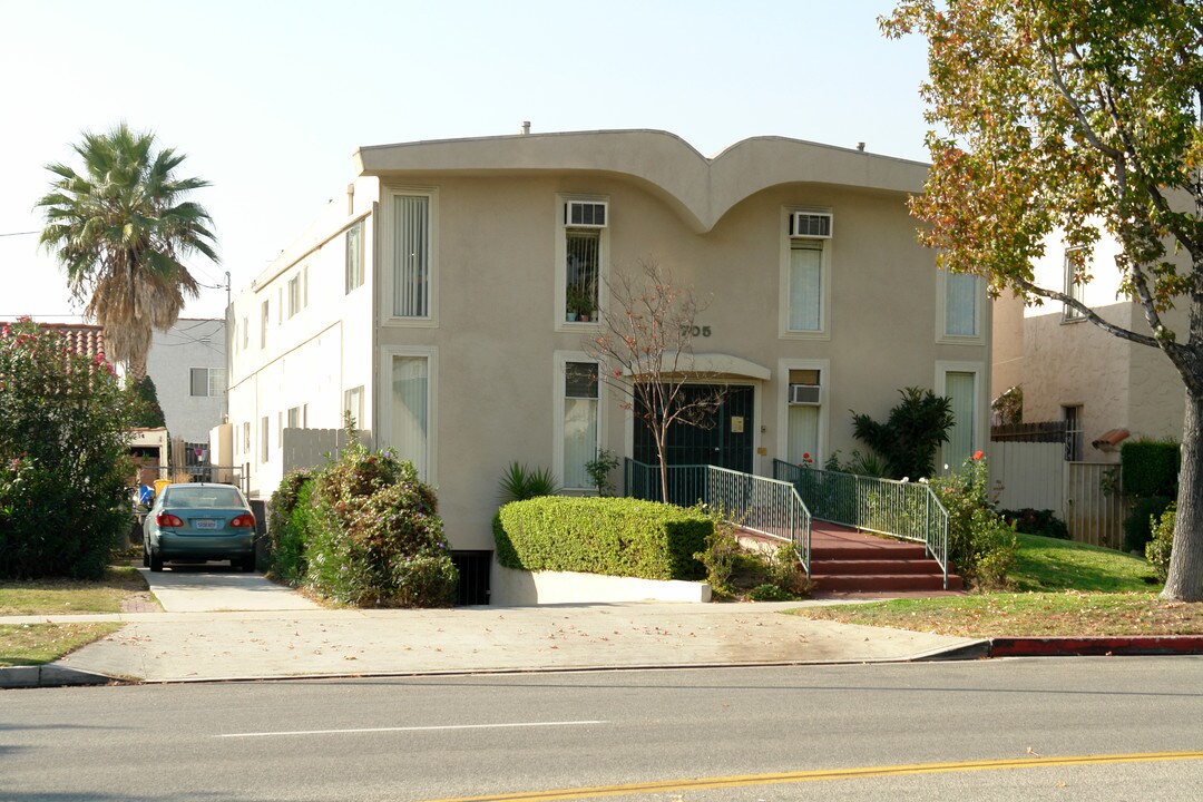 705 S Chevy Chase Dr in Glendale, CA - Building Photo