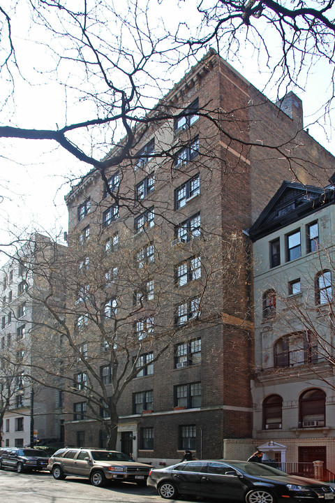 110 W 69th St in New York, NY - Building Photo