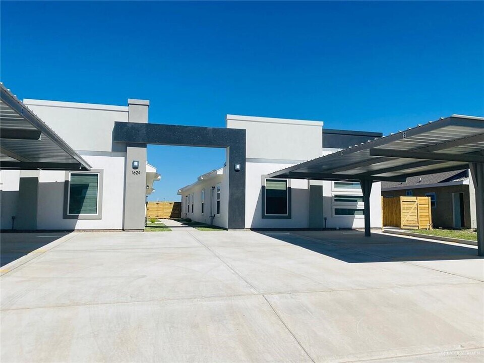 1621 W Smt Dr-Unit -3 in Pharr, TX - Building Photo