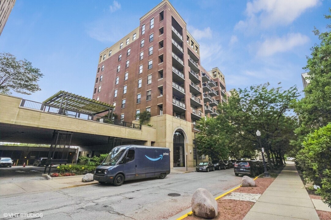 844 W 15th Pl, Unit 833-306 in Chicago, IL - Building Photo