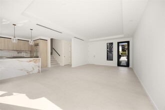 7498 SW 100th St in Pinecrest, FL - Foto de edificio - Building Photo