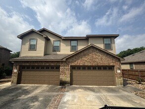 602 Creekside Cir in New Braunfels, TX - Foto de edificio - Building Photo