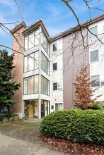 SAN Sandra Apartments in Seattle, WA - Building Photo - Building Photo