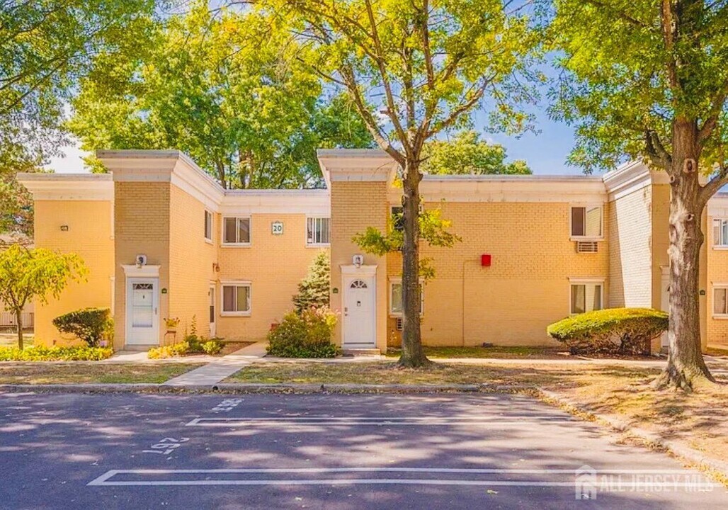 20 Lake Ave in East Brunswick, NJ - Building Photo