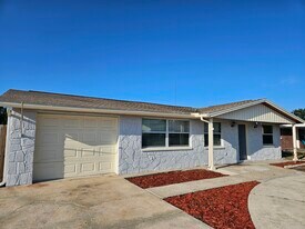 3410 Eisenhower Dr in Holiday, FL - Building Photo