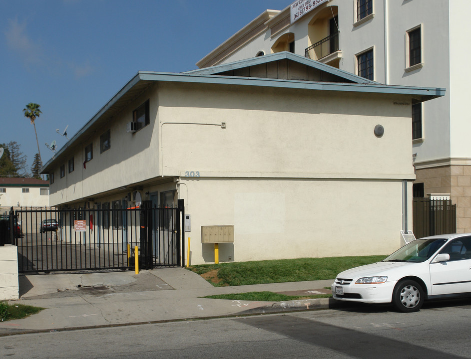 303 Hill Ave in Pasadena, CA - Foto de edificio