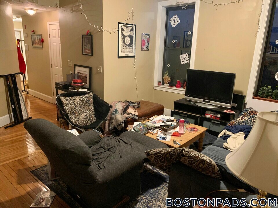17 Highgate St in Boston, MA - Building Photo