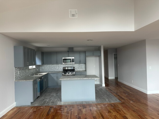 887 S 14th St, Unit Brand New Apartments in Newark, NJ - Foto de edificio - Building Photo