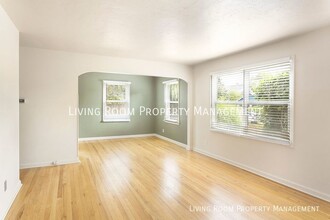 5001 NE 32nd Pl in Portland, OR - Foto de edificio - Building Photo