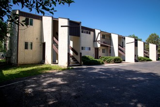 Elk Mountain Apartments in Lakewood, CO - Foto de edificio - Building Photo