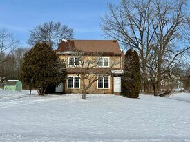 31 Suncrest Dr in Waterford, NY - Building Photo