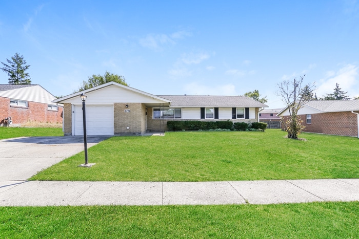 6701 Gilette Dr in Reynoldsburg, OH - Building Photo