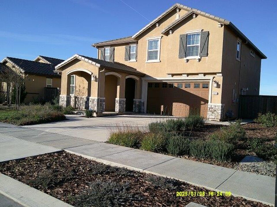 1470 Goldfield Ln in Dixon, CA - Building Photo