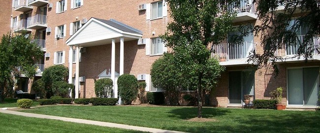 Colonial Village in Itasca, IL - Foto de edificio - Building Photo