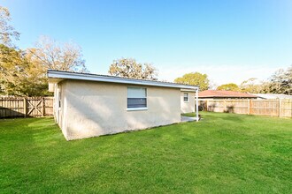 527 Robin Hill Cir in Brandon, FL - Building Photo - Building Photo