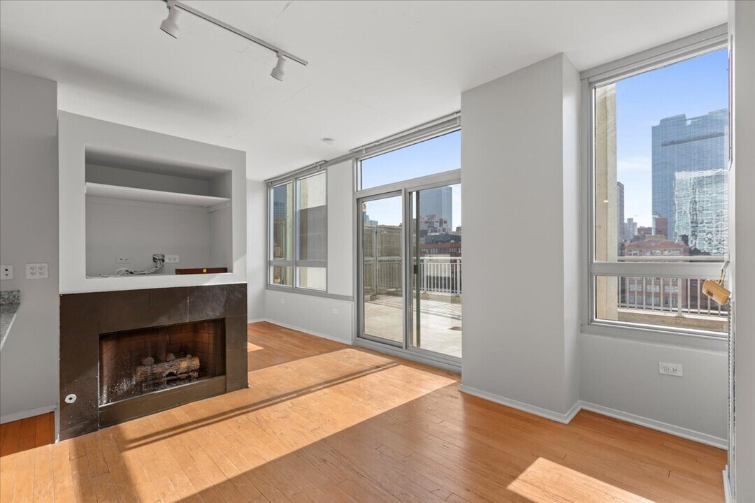 701 S Wells St, Unit 803 in Chicago, IL - Building Photo