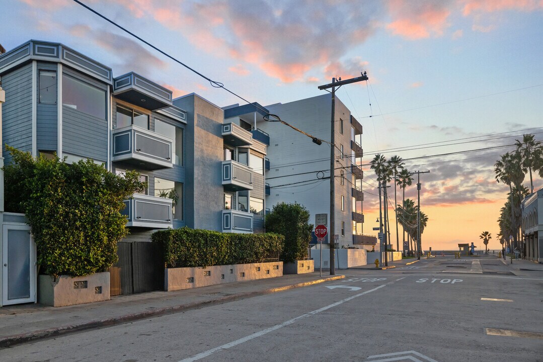 18 N Venice Blvd, Unit D in Venice, CA - Foto de edificio