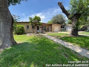 318 Sprucewood Ln in San Antonio, TX - Building Photo