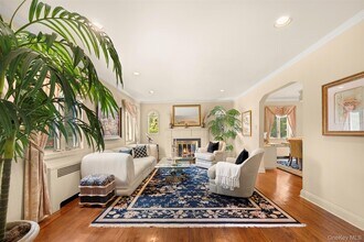 23 Parkside Dr in Great Neck, NY - Building Photo - Building Photo