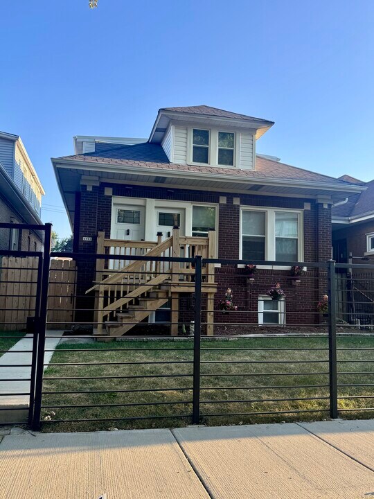 4909 W Wellington Ave in Chicago, IL - Foto de edificio