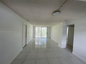 447 NE 195th St in Miami, FL - Building Photo - Building Photo