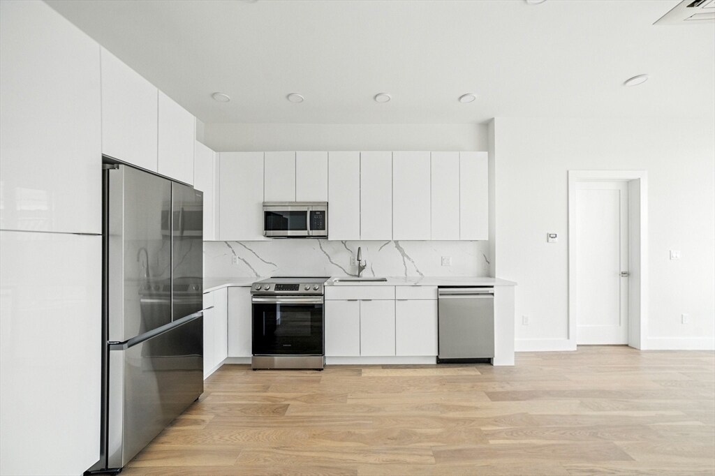 38 Hichborn St in Boston, MA - Building Photo