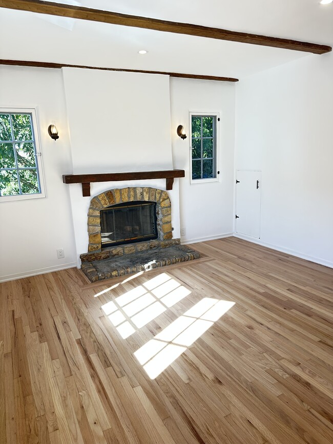 2106 S Beverly Glen Blvd in Los Angeles, CA - Foto de edificio - Building Photo