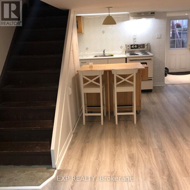 574 Coxwell Ave in Toronto, ON - Building Photo - Building Photo