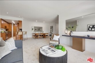 612 S Barrington Ave, Unit 416 in Los Angeles, CA - Building Photo - Building Photo