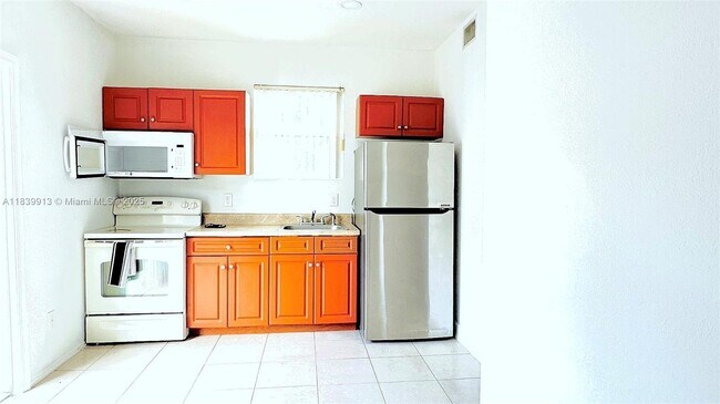 2099 NW 26th Ave in Fort Lauderdale, FL - Building Photo - Building Photo