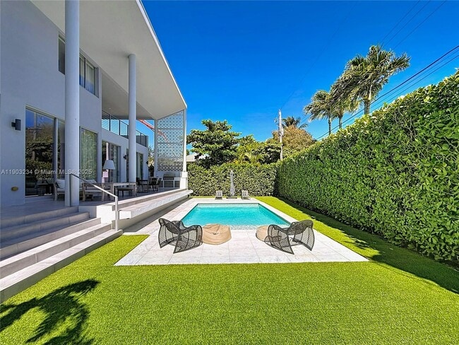 561 Warren Ln in Key Biscayne, FL - Building Photo - Building Photo