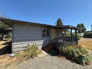 138 Shirley St in Molalla, OR - Building Photo - Building Photo