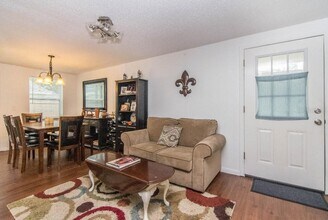 2842 W Shelton Ave in Tampa, FL - Building Photo - Building Photo