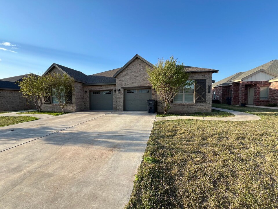 2013 102nd St in Lubbock, TX - Building Photo