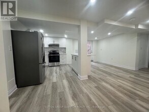 136 Atkins Cir in Brampton, ON - Building Photo - Building Photo