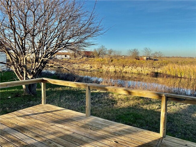 350 Co Rd 462 in Elgin, TX - Building Photo - Building Photo