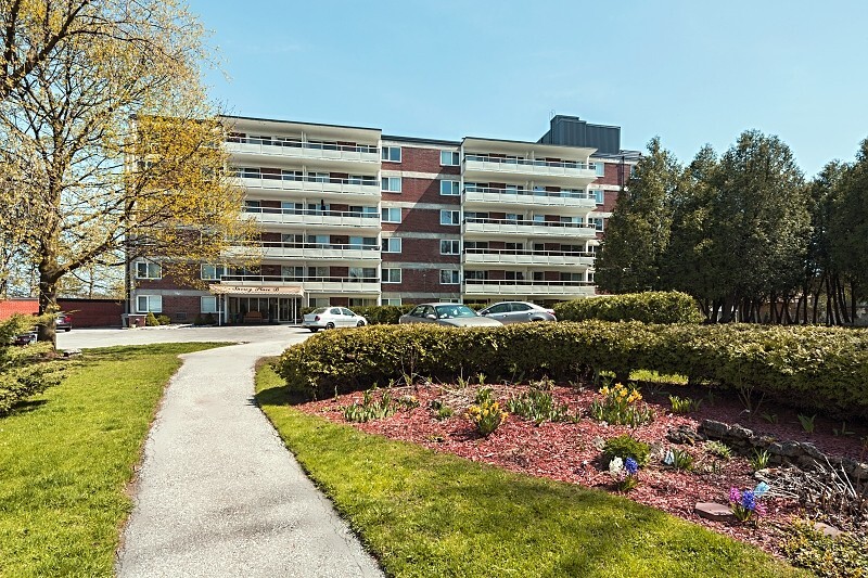 Surrey Place Apartments in Kitchener, ON - Building Photo