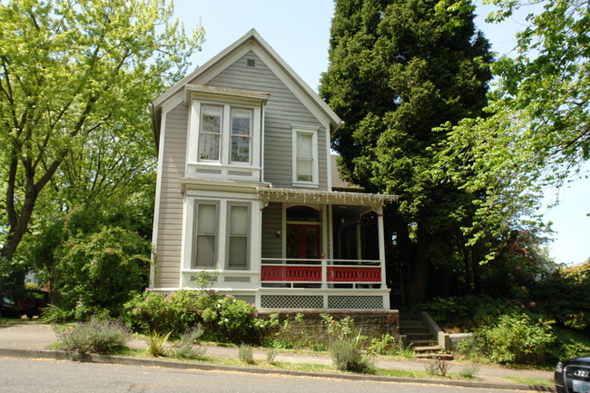 2235 SW Vista Ave in Portland, OR - Building Photo - Building Photo