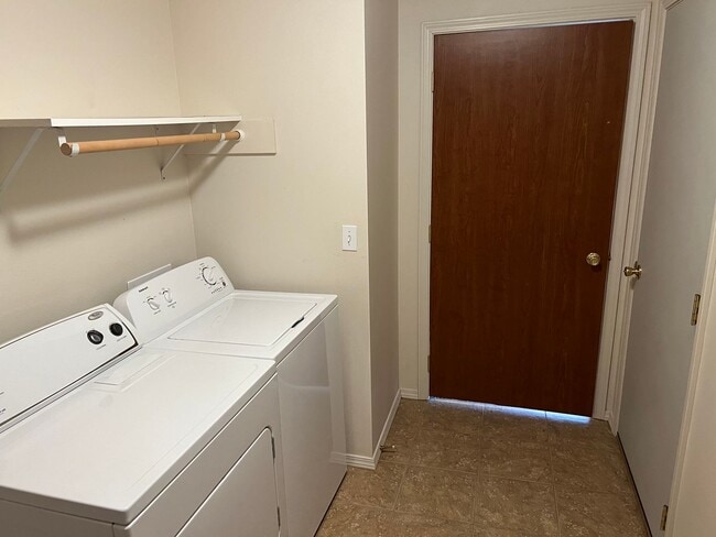 1703 W Fern Dr in Moses Lake, WA - Foto de edificio - Building Photo