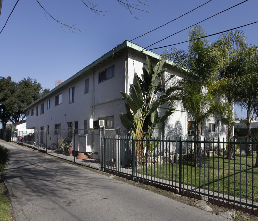 13719 Sylvan St in Van Nuys, CA - Foto de edificio