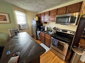 217 Holland St, Unit 2B in Somerville, MA - Building Photo - Building Photo