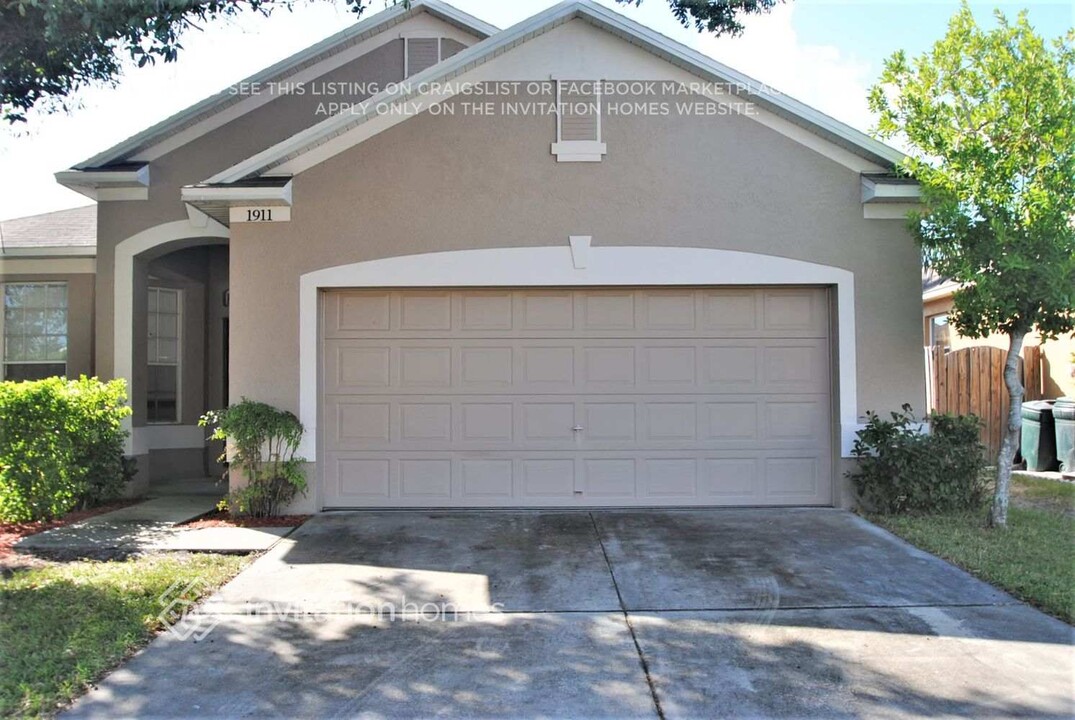 1911 Sedgefield St in Brandon, FL - Building Photo