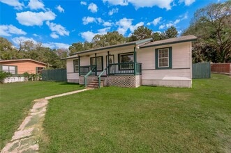 1008 Trinity Cutoff in Huntsville, TX - Foto de edificio - Building Photo