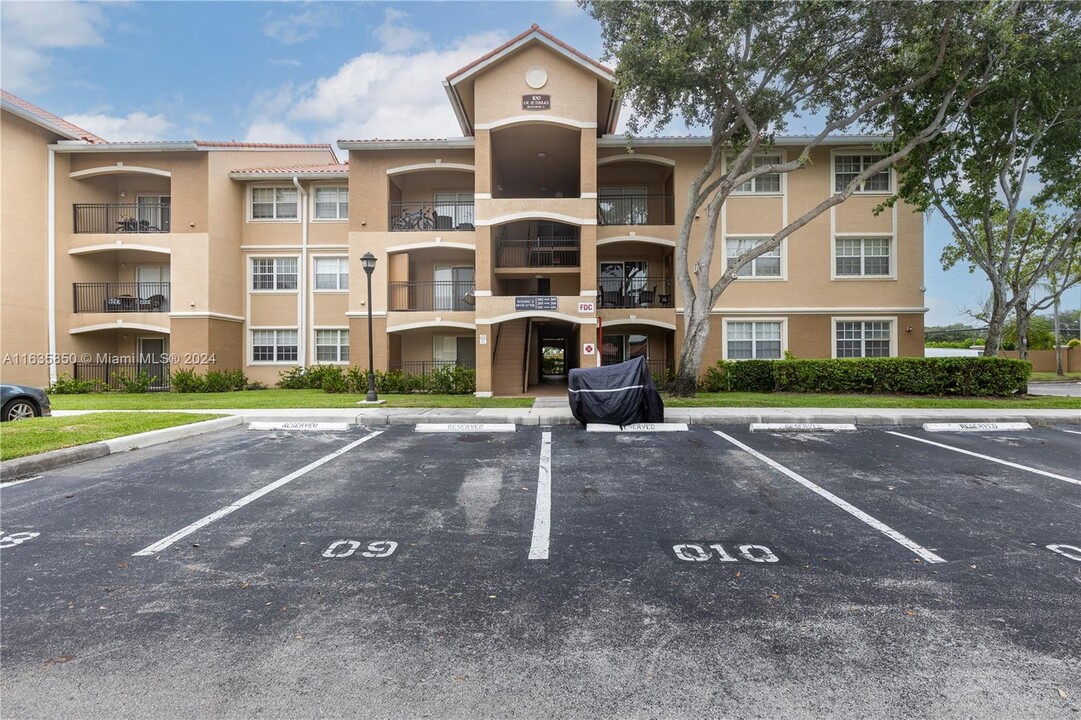 100 SW 117th Ter, Unit 2107 in Pembroke Pines, FL - Foto de edificio