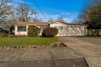 2055 NW Beca Ave in Corvallis, OR - Foto de edificio - Building Photo