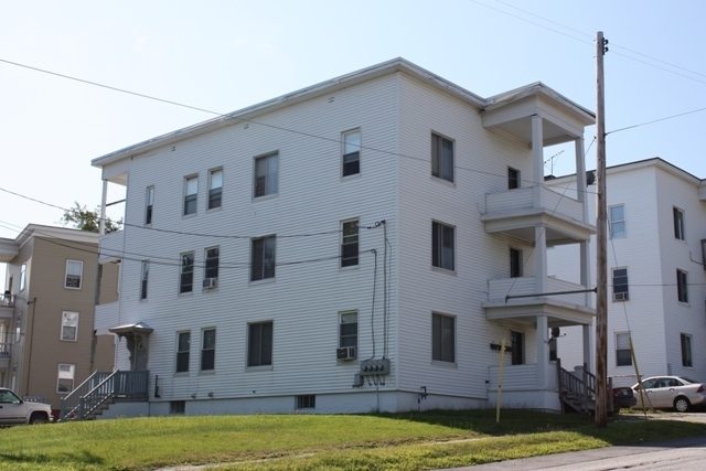 100 S Main St in Auburn, ME - Foto de edificio