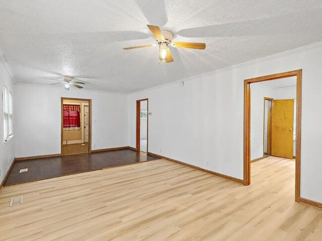 317 W 14th Ave in Hutchinson, KS - Building Photo - Building Photo